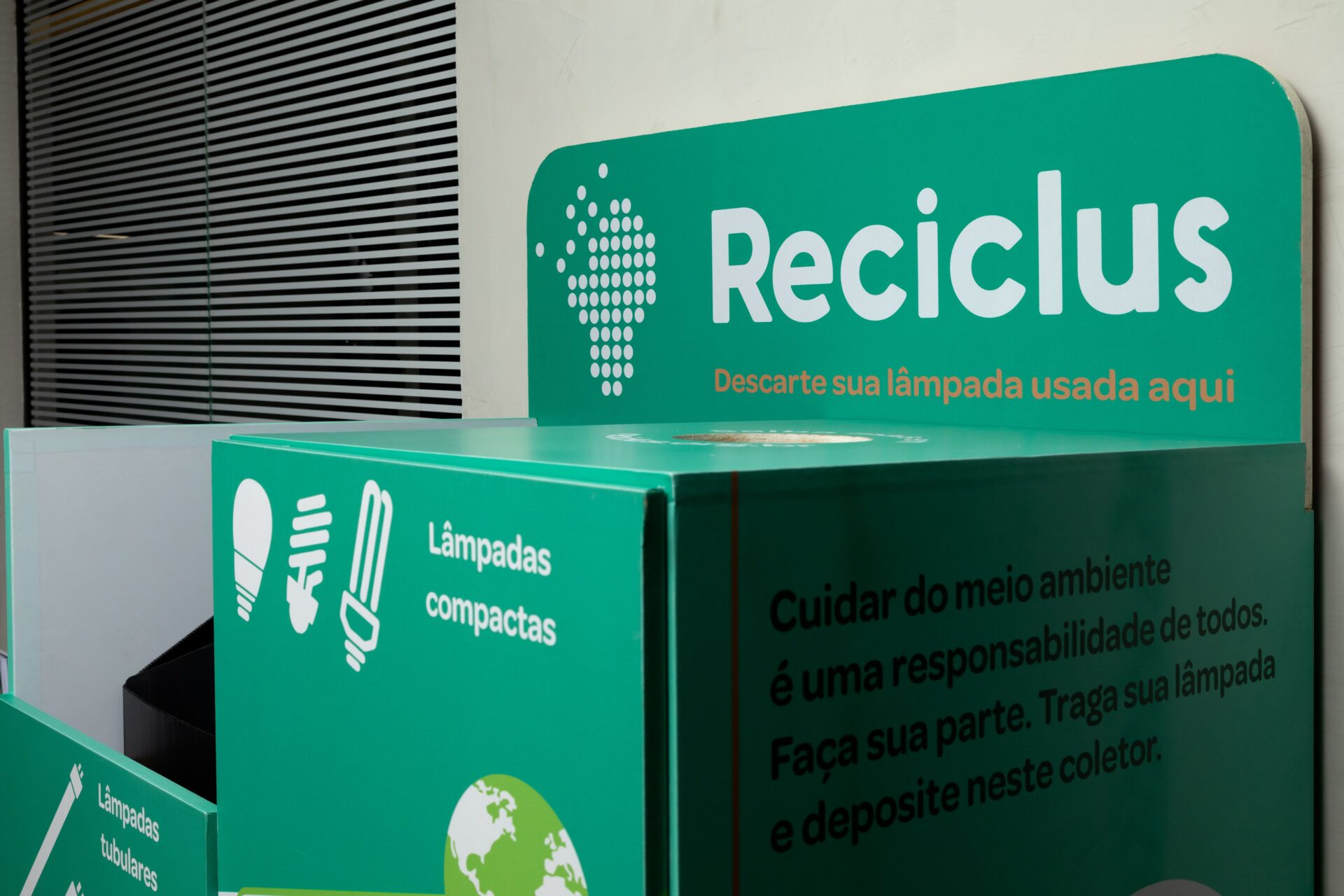 Coletores para reciclagem de lâmpadas disponíveis gratuitamente na região Centro-Oeste