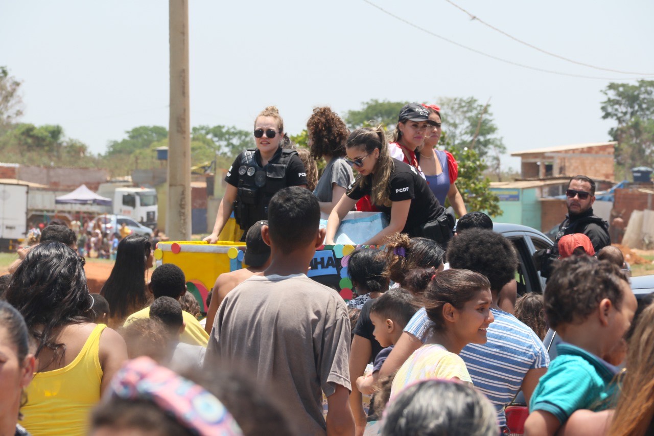 Delegacias de Planaltina promovem ação social no Dia das Crianças com brincadeiras e serviços