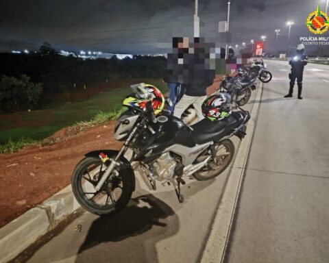 PMDF realiza operação e flagra motociclistas com placas adulteradas realizando manobras perigosas